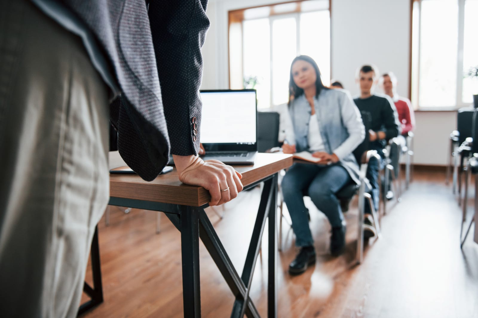 Aula moderna pronta per una presentazione diurna davanti al gruppo